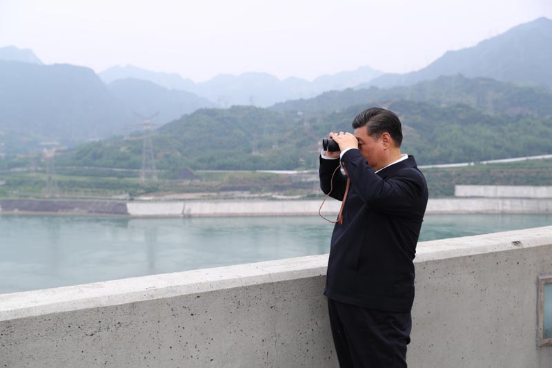 2018年4月24日，习近平总书记在三峡大坝坝顶察看三峡工程和坝区周边生态环境。