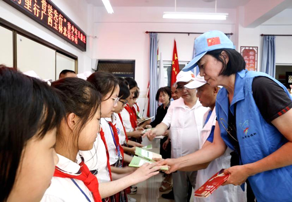 赠书现场。